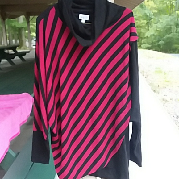 K E R E N HART Tops - KEREN HART  SIZE XL SLIMMING BLACK AND RED TOP